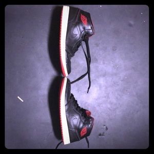 Air Jorden 1 mid “Black Red”